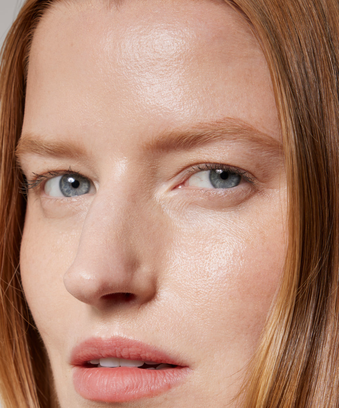 | desc: | text: light Model wears Brow Pencil in Auburn