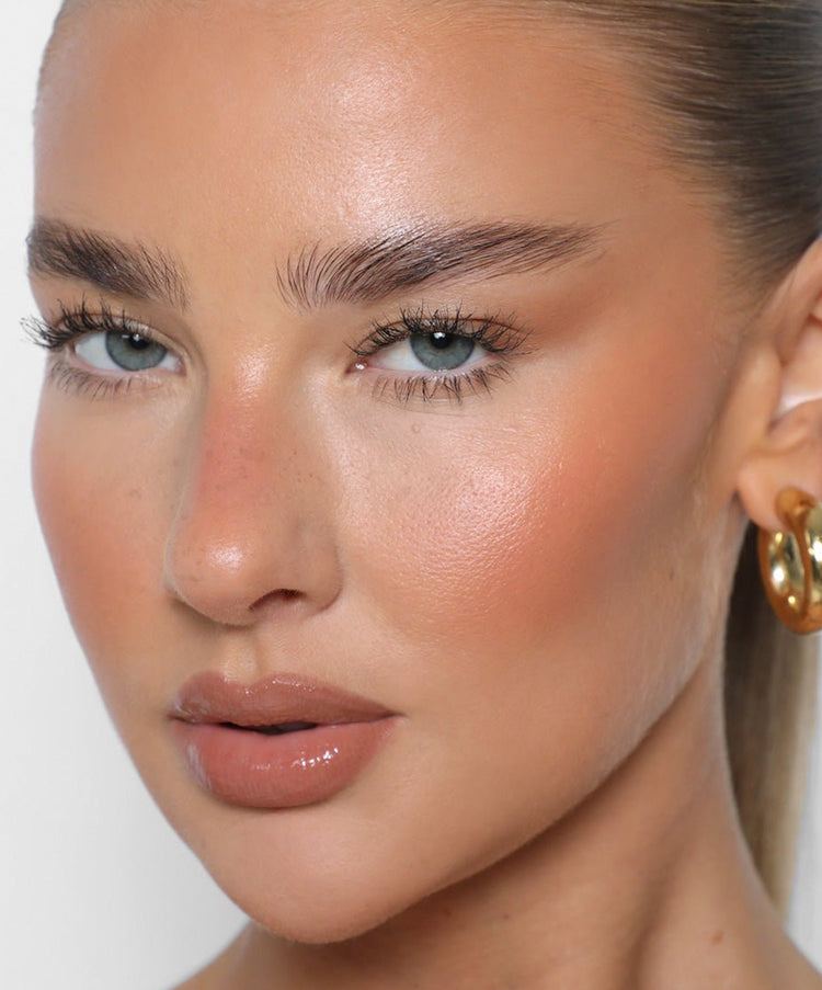 Jess wears Brow Tint in Mid Brown