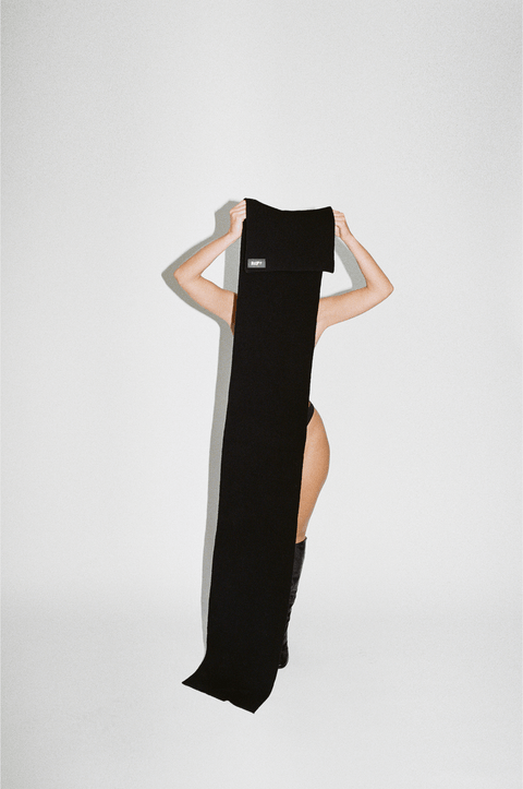 FRONT IMAGE OF REFY WOOL SCARF IN BLACK WITH MODEL